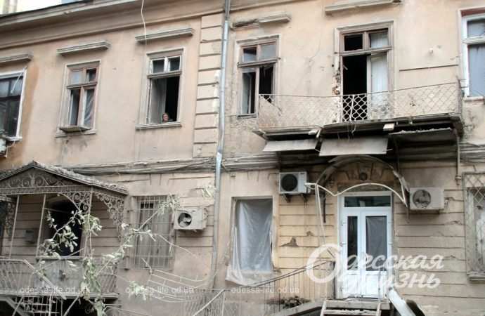 Ракетный удар по Одессе: как выглядит сейчас сквер без названия в центре города – фоторепортаж