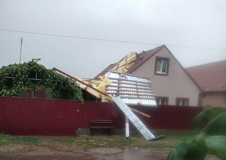 Стихія знищила понад 500 га посівів та зривала дахи з будинків у селах Одещини