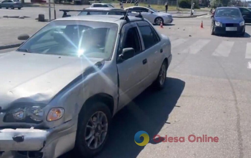 В Одессе столкнулись три автомобиля: пострадали двое детей