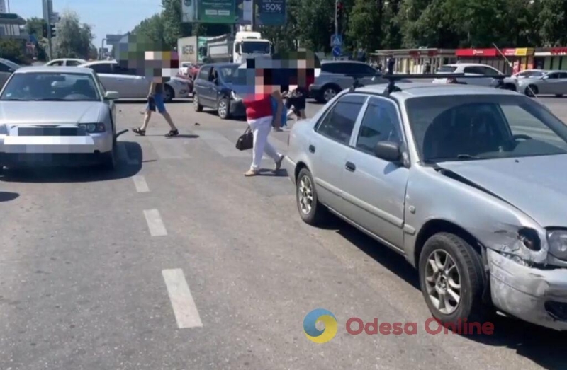 В Одессе столкнулись три автомобиля: пострадали двое детей