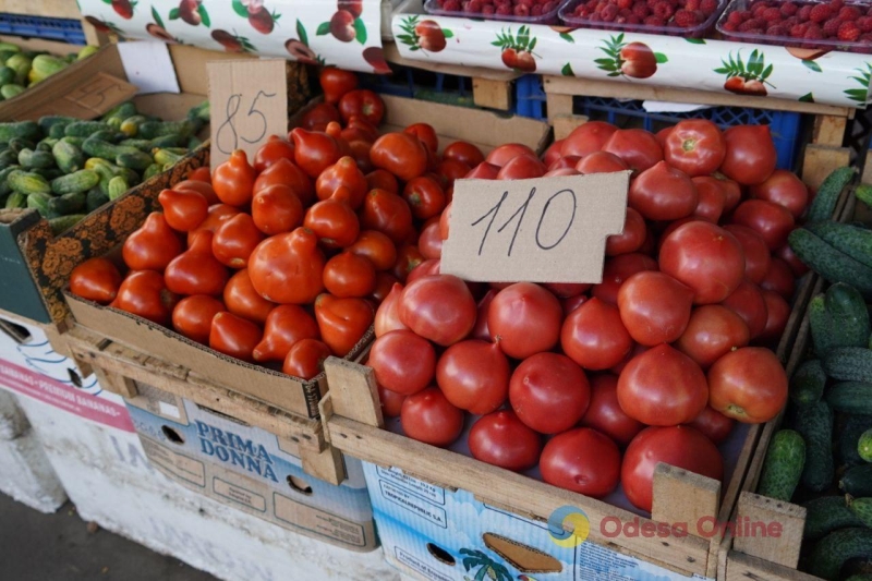 Вишня, персик и молодая морковь: субботние цены на одесском Привозе