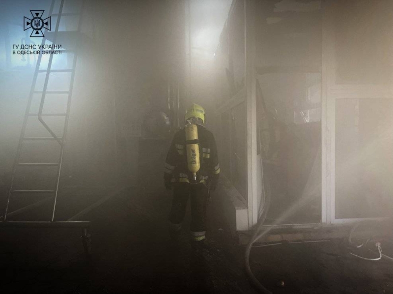 Вранці в Одесі горів завод на Хімічній: пожежу гасили 58 вогнеборців (фото, відео)