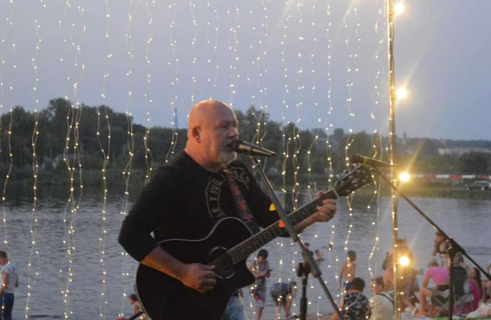 Благотворительный вечер живой музыки в пользу ВСУ прошел в Балте на берегу реки