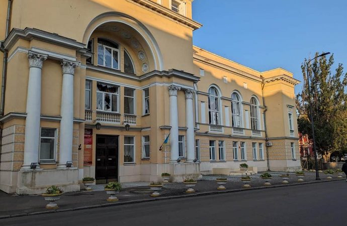 Обстрелы Одессы: выпускники школы Столярского собирают средства на ее восстановление (фоторепортаж)