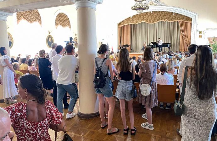 Обстрелы Одессы: выпускники школы Столярского собирают средства на ее восстановление (фоторепортаж)