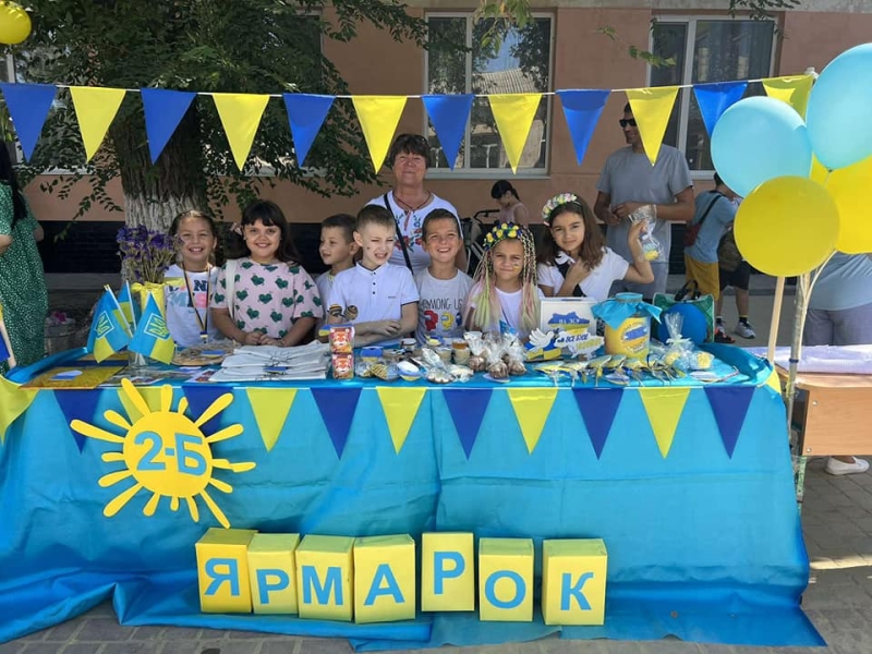 Солодощі, хендмейд та соління: на Одещині школярі зібрали 53 тис грн на ЗСУ під час ярмарку (фото)