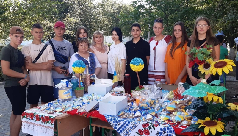 Солодощі, хендмейд та соління: на Одещині школярі зібрали 53 тис грн на ЗСУ під час ярмарку (фото)
