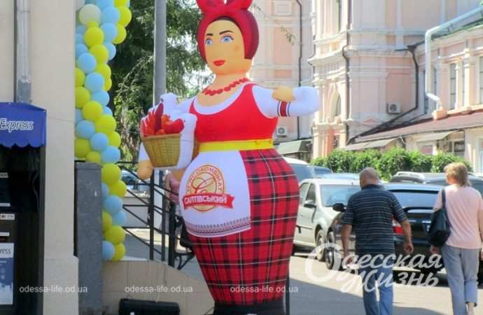 Улыбаются и машут: надувная реклама на одесских улицах (фоторепортаж)