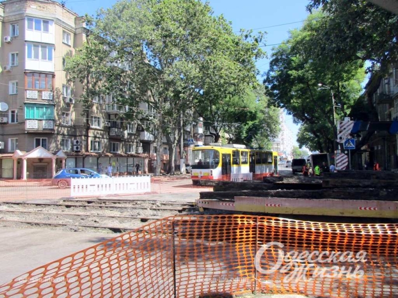 В квартале от одесского Привоза забурлили ремонтные работы (фоторепортаж)