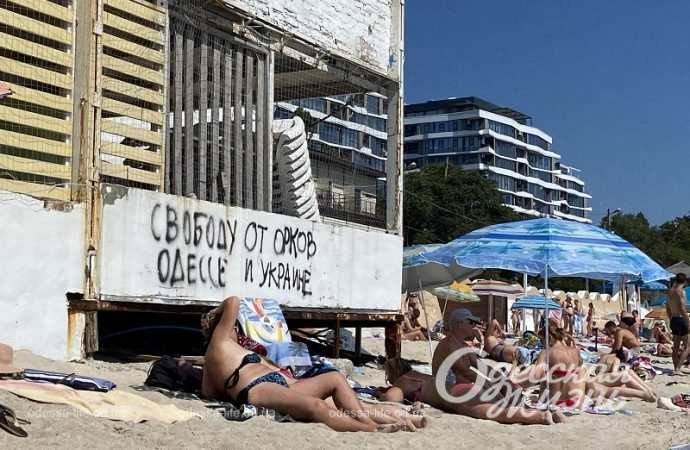 Все на море: одесситы массово заполонили пляжи в жаркий день августа (фоторепортаж)