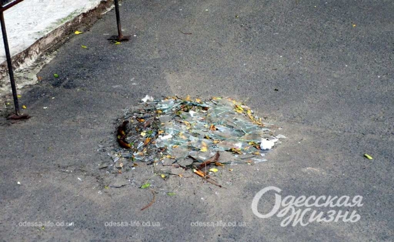 «Здесь стекло везде!» : новые ранения старой одесской улицы (фоторепортаж)