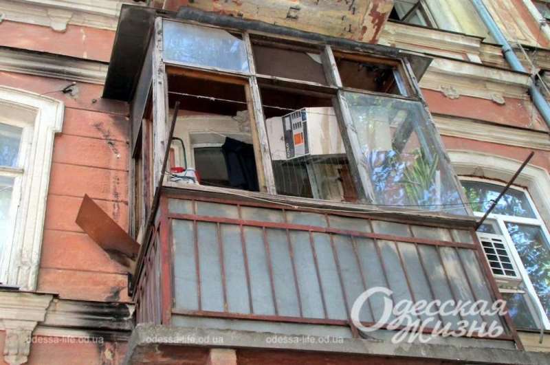 «Здесь стекло везде!» : новые ранения старой одесской улицы (фоторепортаж)