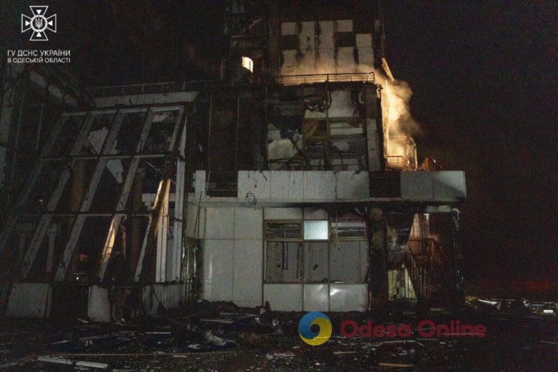 Ночной удар по Одессе и области: горела гостиница на морвокзале, есть пострадавшая