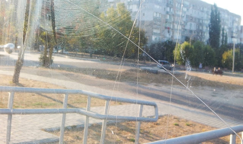 В Южном Одесской области вандал повредил зеркальный павильон туалета