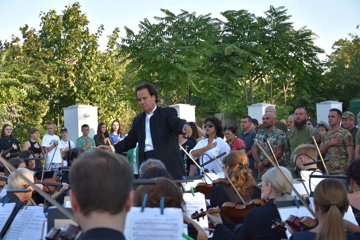 З нагоди дня військового підрозділу в селище на Одещині запросили зенітників на концерт Одеського національного філармонійного оркестру