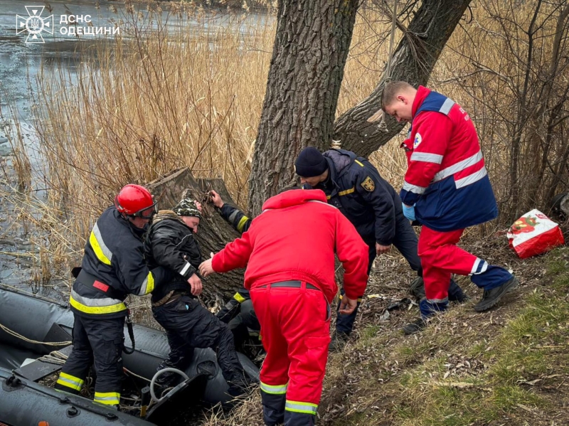 На Одещині рибалка провалився під лід: рятувальники прийшли на допомогу