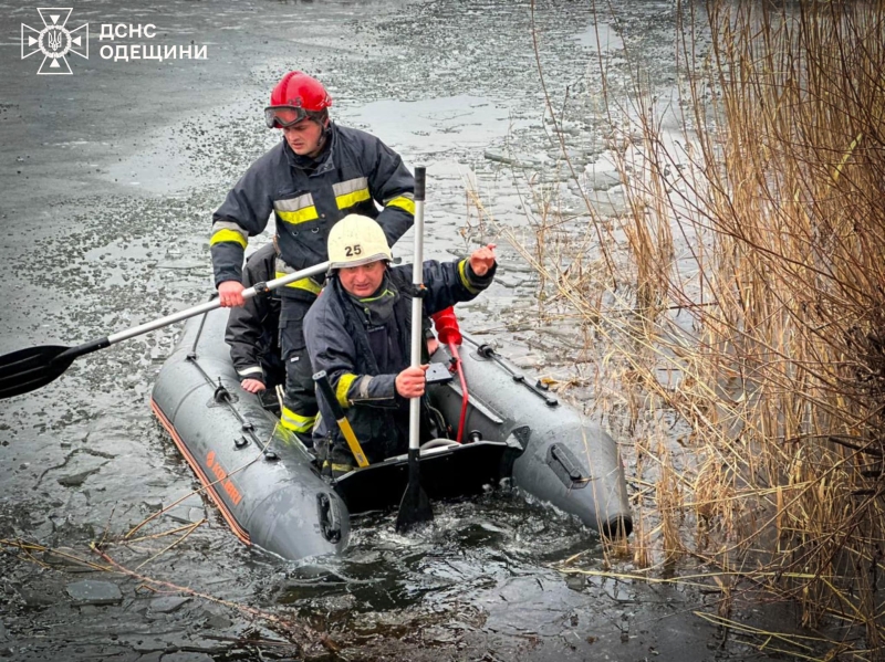 На Одещині рибалка провалився під лід: рятувальники прийшли на допомогу