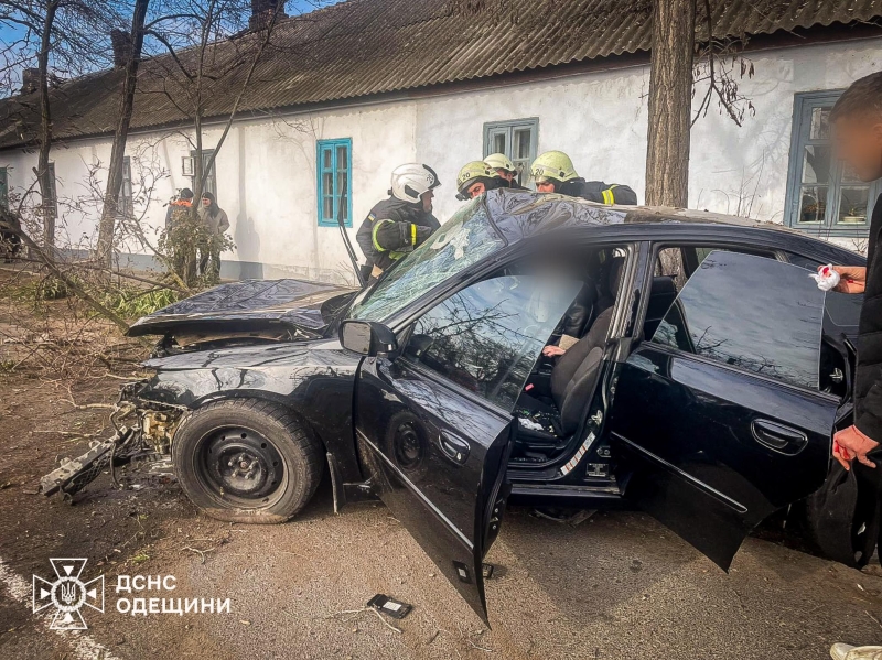 У місті Ізмаїл рятувальники деблокували жінку з понівеченої автівки