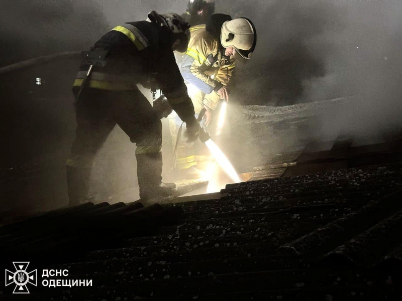 В Білгород-Дністровську рятувальники ліквідували пожежу, яка сталася поруч з магазином (фото)